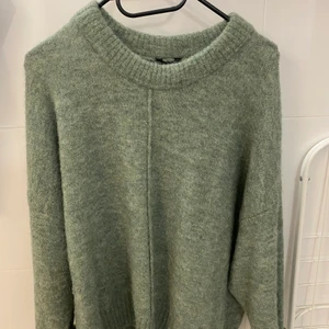 En grön oversized stickad tröja - En grön snygg oversized stickad tröja. Osäker på storleken men oversized, M/L ungefär.