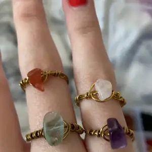 Säljer de här hemma gjorda ringarna med kristall liknande stenar. De kostar 25 kr styck och frakten är gratis! ✨Säljer ett par kristall örhängen på min profil!✨ De finns nu i silver också! TRYCK INTE PÅ KÖP 