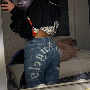Palm angels jeans  - Supersnygga lågmidjade jeans med raka ben och Palm angels tryck på rumpan💕 passar mig som är 160💕 skriv vid frågor och intresse