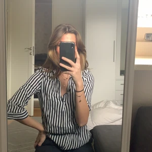 Randig v-ringad blus - Randig v-ringad blus ifrån bershka, fräsch och snygg