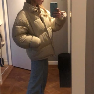 Beige jacka nakd - En tjock oversized vinterjacka som jag köpte på plick, knappt använd och säljer då jag knappt använder den. Fint skick. 