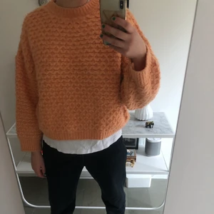 Mandarin färgad stickad tröja - Super mysigt och fin stickad tröja, perfekt till hösten! 