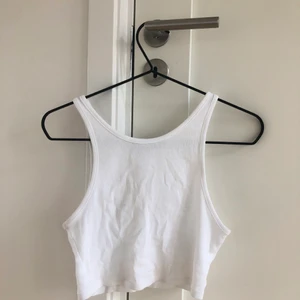 Vit croptop - Säljer mitt vita croppade linne från Zara! Stretchigt material. Stryker det innan du får det. Möts upp i Sthlm, annars står köparen för frakten 💜💕