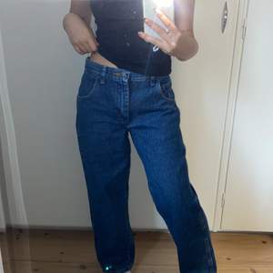 Perfekta lågmidjade straight leg jeans från Wrangler! I superfint skick & snygg passform! Jag är ca 160cm <<3
