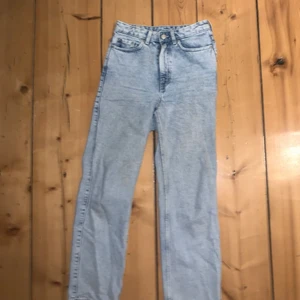 WEEKDAY JEANS ROWE - WEEKDAY JEANS ROWE - Orginalpris: 500kr, säljer för 300kr+frakt pga för små