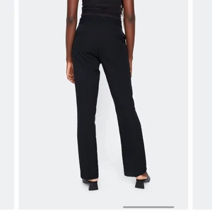 Svarta Kostymbyxor  - Säljer dessa snygga kostymbyxor från Bikbok, de är lite raka i passformen & utsvängda där nere,  sitter väldigt bekvämt☺️ Hälften av frakten ingår i priset💓