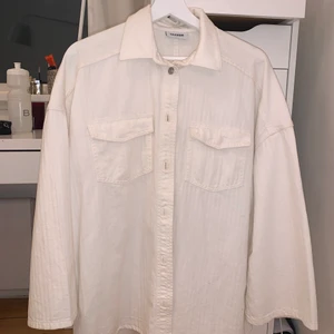 WEEKDAY SKJORTJACKA/SKJORTA - Går att använda som både jacka och till vardags, säljer pga använder ej, orginalpris: 500kr, säljer för 350+frakt 