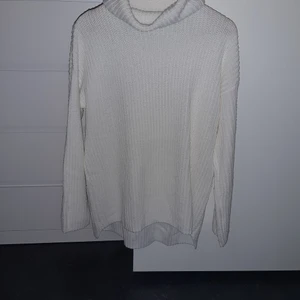 Race marin storlek s - Stickad tröja med krage storleken är S den e lite längre bak än vad de e på framsidan. Inge fel på den använd inte längre