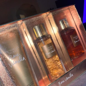 Victoria secret bare vanilla 3 set - Säljer denna ”box” med body lotion, body mist och body wash gel i doften av vanilj. Fick dubbla av dessa i födelsedagspresent så säljer därför den ena. Helt oöppnaad som ni ser på bilden🥰 