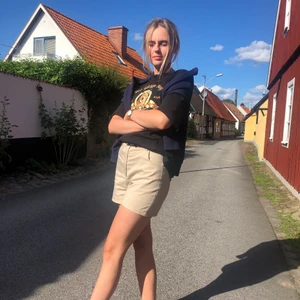 Beiga shorts - Superfina (och sköna!!) shorts från nakd. Bra skick, använda Max 5 ggr.