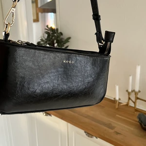 Nadk väska - Snygg NA-KD väska som man kan till det mesta men som inte kommer till användning längre säljer för 100kr köpt för 400kr om jag inte minns fel inga fel på den eller liknande såklart 💗