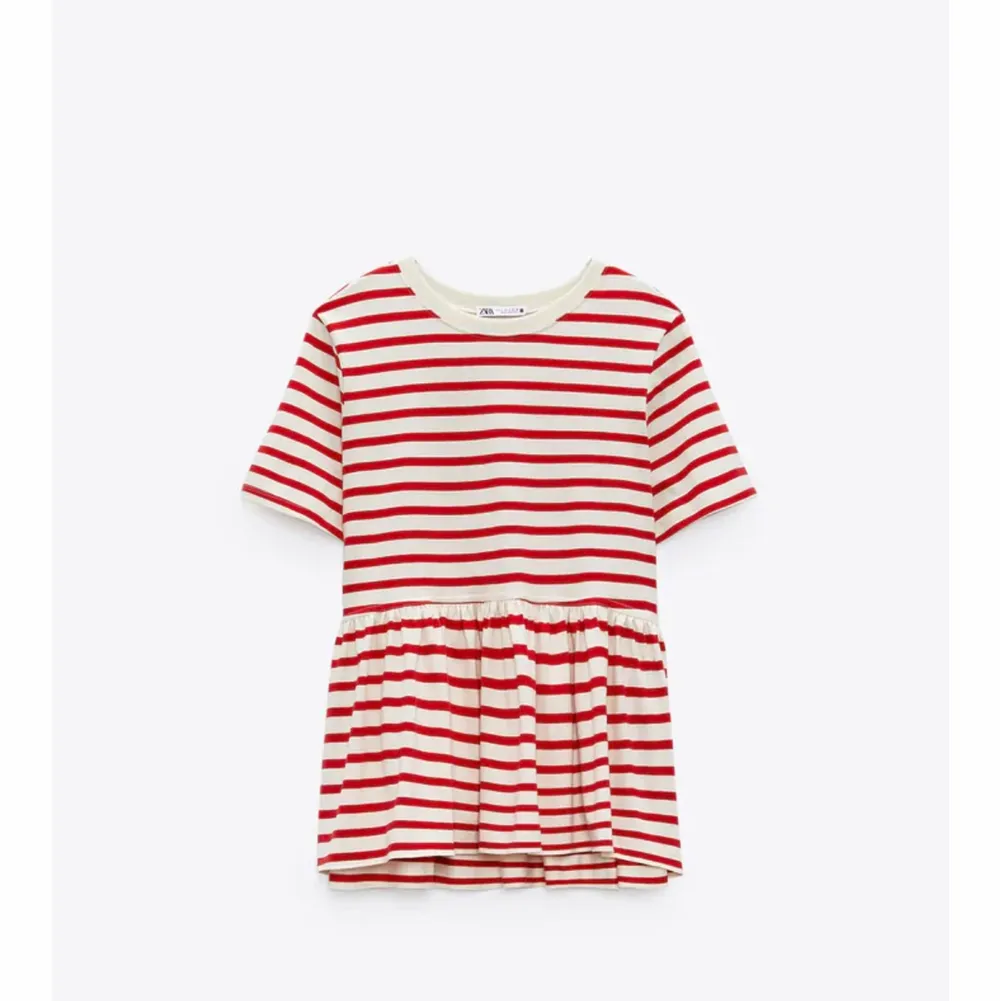 Säljer denna trendiga tröja från Zara! Den är i jättefint skick och sparsamt använd! Säljer för 100 kr + frakt🌟🌟Det är många som är intresserade! Buda i kommentarerna!💘. T-shirts.