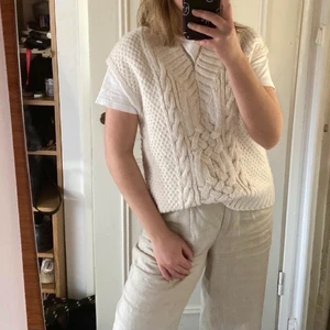 stickad väst - säljer nu denna stickade väst från hm i väldigt bra skick!