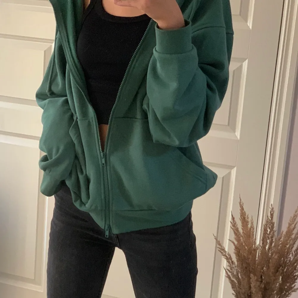 Säljer denna sjukt snygga gröna zip-up hoodie från Weekday! Använt ett fåtal gånger, fint skick. Skirv vid intresse eller frågor💚 frakt ingår inte, nypris: 399kr ❗️hösta bud: 200❗️. Hoodies.