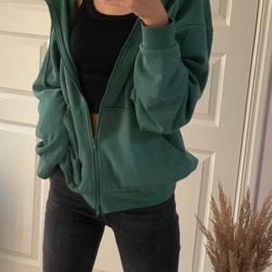 Säljer denna sjukt snygga gröna zip-up hoodie från Weekday! Använt ett fåtal gånger, fint skick. Skirv vid intresse eller frågor💚 frakt ingår inte, nypris: 399kr ❗️hösta bud: 200❗️