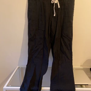 Mörkblåa linnebyxor - Mörkblåa linnebyxor som aldrig är använda, bara provade,  i stl M från hm med knyte i midjan.🤍