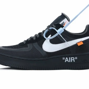 Off-white c/o Nike Air force 1 Low black - Storlek 38. Dom här skorna har jag haft i 6 månader är i det bästa använda skick möjligt asså dom här skorna är fantastiska dom passar till alla kläder som finns fast jag har tröttnat på dom lite för jag vågar inte använda dom så mycket jag hoppas att dom kommer till någon som använder dom mycket. Pris kan diskuteras vid snabb affär 