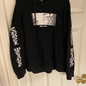 Anime hoodie - Anime hoodie från SHEIN aldrig använd pga för liten storlek står att det är en XL men känns som M/S