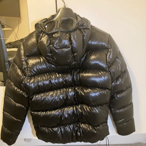 C.P Company Goggle jacket - En snygg varm vinterjacka i toppskick.  Strl M.                  Köpt på Therlunds 2019 men är knappt använd då jag har en annan vinterjacka. Vid snabbaffär kan jag gå ner i pris..