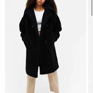 Kappa i teddymaterial - Svart kappa i mjukt teddymaterial från NAKD. Svårt att få till egna bra bilder så lånade bilder på en liknande ifrån Monki, i exakt samma material, längd och knappning. Har två fickor på sidorna! Kan skicka bättre bilder i PM🖤 Köpt för 1000kr för 3 år sedan men enbart använd fåtal gånger den hösten så den är som ny i skicket! Strl står som 32 men den är perfekt i längd och i armarna på mig som är en S/36a, skulle även kunna passa en xs lite oversized! Är 165cm (jag på bild 2)✨