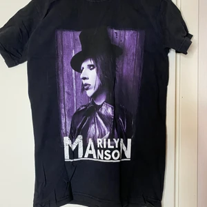 Marilyn Manson T-shirt  - Band tröja med Marilyn Manson. Gott skick. Strl S. Köpt på Punktshop runt 2015. Tar endast swish. Kan mötas i Sthlm. Köpare står för frakt