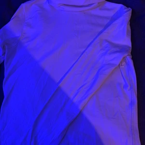 Långaärmad vit polo tröja  - Långaärmad vit polo tröja från esprit. Har aldrig använt den. Det var en present från mamma som jag inte har användning för tyvärr. Jättefint skick. 