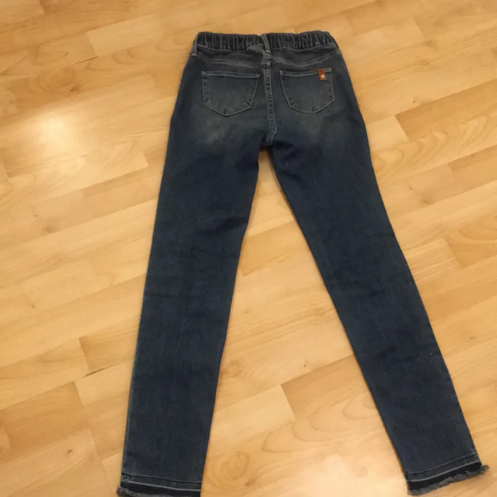 Fina jeans som har fina detaljer i sig.. Jeans & Byxor.