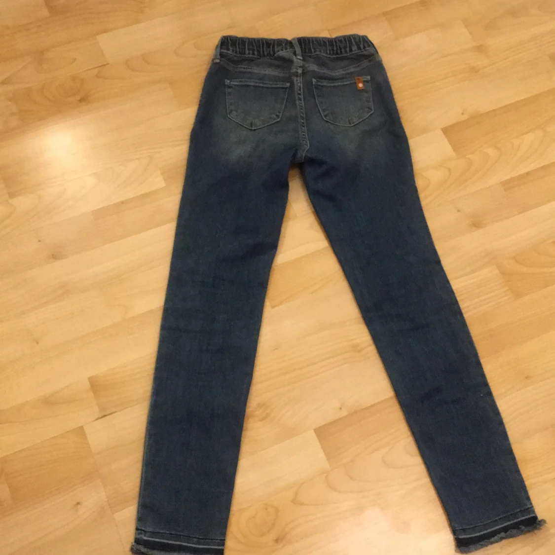 Fina mörka jeans 
