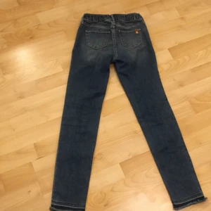 Fina mörka jeans  - Fina jeans som har fina detaljer i sig.