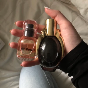 Parfymer  - Säljer de här två parfymerna då jag aldrig använder de. De är ganska små men nästan helt fulla. Först är det en parfym från HM som luktar väldigt gott, ganska blommig lukt men tycker den påminner lite för mycket om min farmor haha så inte riktigt min stil av lukt. Den andra är Lady Gagas parfym black Fluid som luktar jättegott men den kommer inte till användning för jag gillar 2 andra parfymer bättre. Om man köper får man båda men tar man bort någon sänks priset. Lady gaga parfymen är den dyrast