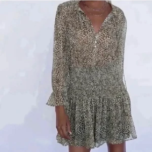 Populär zara klänning  - Säljer denna superfina zara klänning i xs💗💗 köp direkt för 450+frakt💗 BUD ÄR BINDANDE