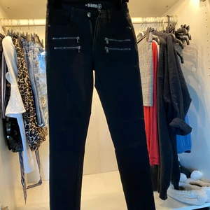Svarta jeans - Fina och aldrig använda💕(frakt ingår inte. Hör gärna av dej om du är intresserad)
