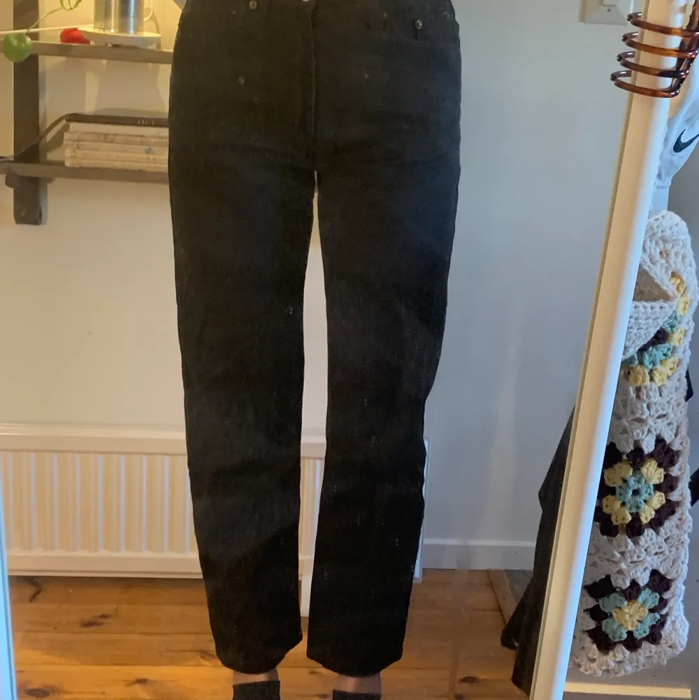 svarta jeans. Passar bra i längd på mig som är 175cm. Står storlek w32 l30 skulle säga de är s/m. Jeans & Byxor.