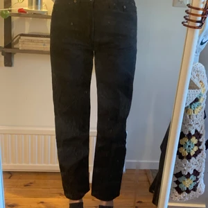 Svarta jeans - svarta jeans. Passar bra i längd på mig som är 175cm. Står storlek w32 l30 skulle säga de är s/m