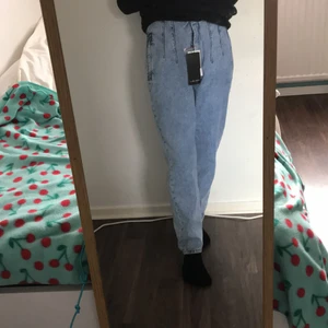 Nya jeans - Supersnygg oanvända jeans från märket amisu. Storlek 38 vilket kan passa S-M. Lappen kvar och nypris är 169💕