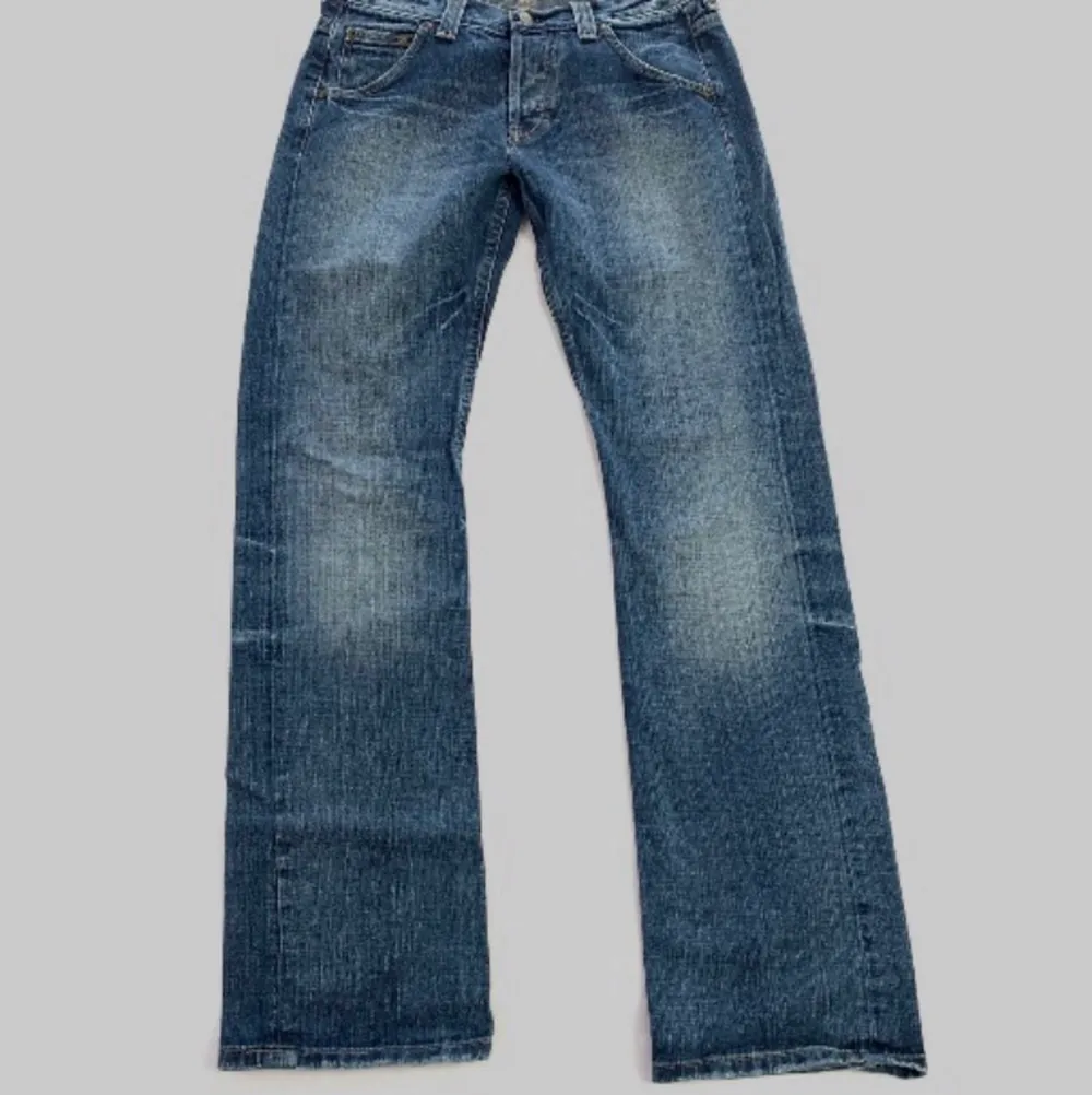 lågmidjade jeans från lee. Raka lätt utsvängda jeans. Mörkare jeansfärg. Bra skick. Frakt tillkommer! 💕📦. Jeans & Byxor.