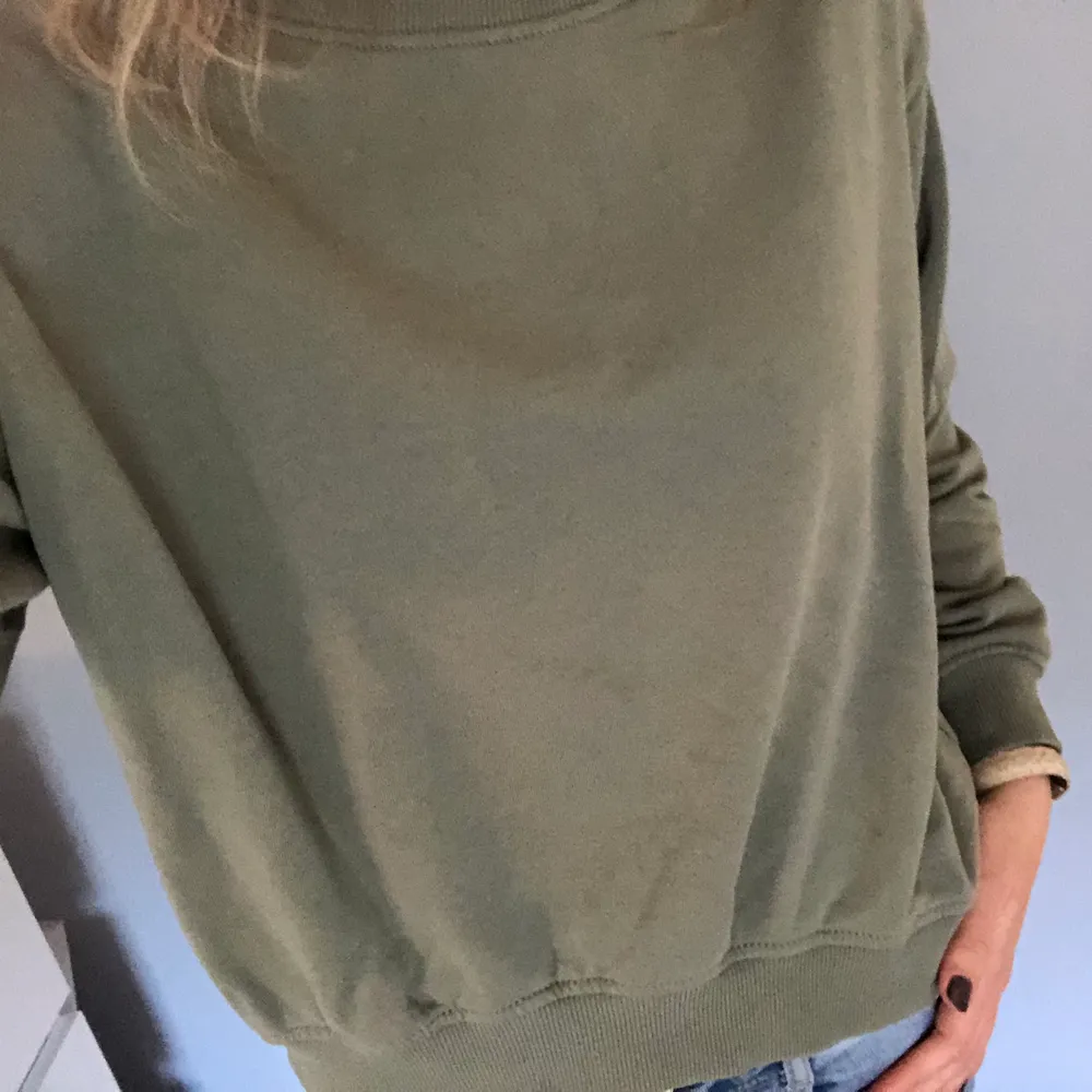 Så fin militärgrön tröja/sweatshirt från hm! Köpt för kanske två år sedan, men används inte av mig längre! Skriv om du har frågor ☺️💞. Tröjor & Koftor.