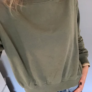 Grön Tröja - Så fin militärgrön tröja/sweatshirt från hm! Köpt för kanske två år sedan, men används inte av mig längre! Skriv om du har frågor ☺️💞