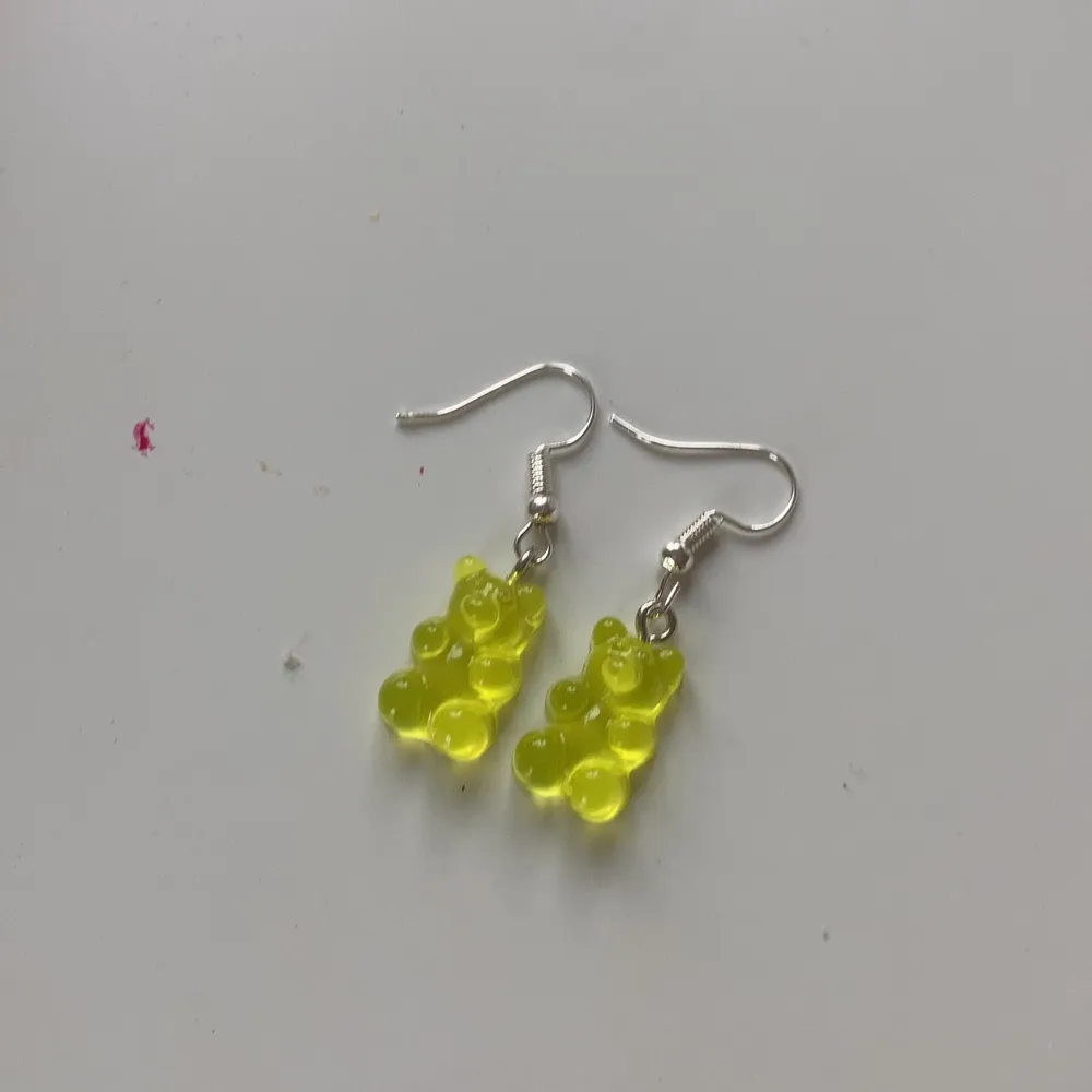 Det här är gummibjörn örhängen. Dom är lite lime gröna och super fina!🥰. Accessoarer.