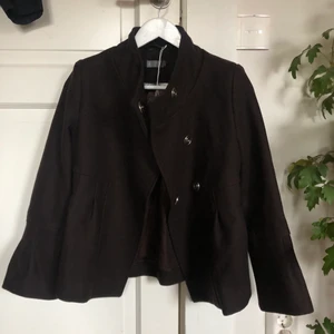 Kappa  - Kort mörkbrun kappa från Åhléns. Köpt på sellpy i nyskick men den var tyvärr för liten för mig