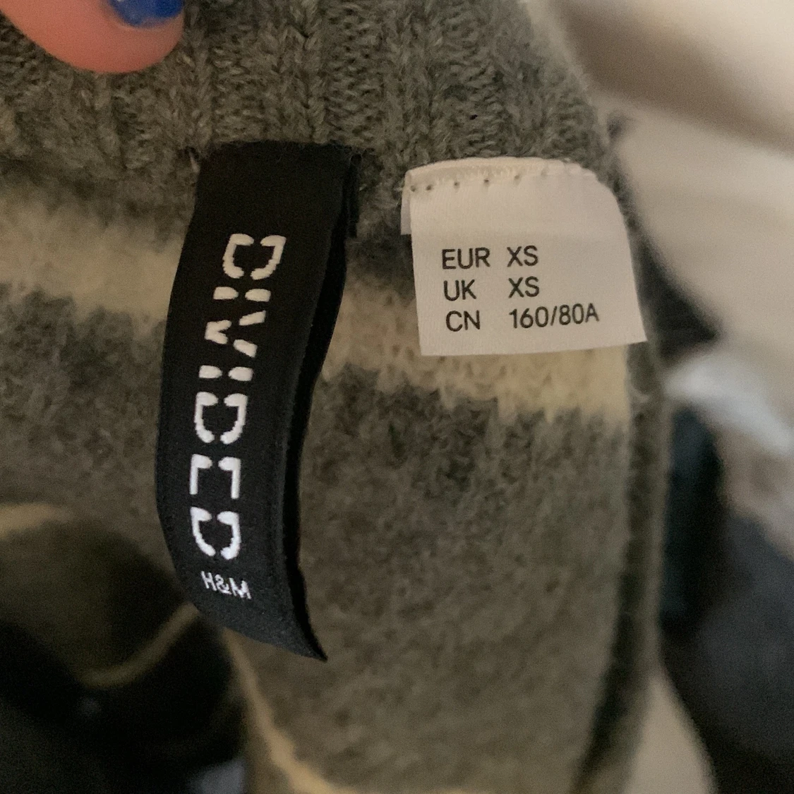 Grå, randig stickad tröja - 91