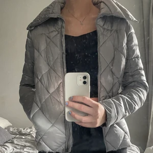 Silvrig jacka - Jackan är helt oanvänd, köparen står för frakt ❤️