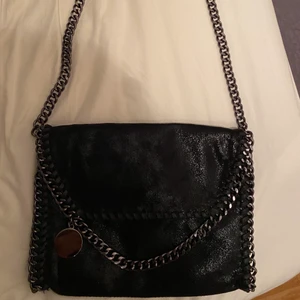 Stella McCartney likande väska - Säljer denna stella McCartney likande väska, endast använd en gång i nyskick. Hör av dig vid funderingar. 