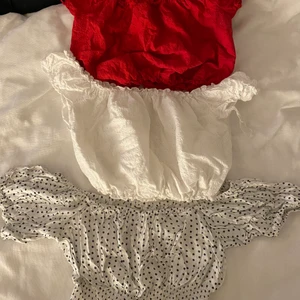 Tre toppar - Tre toppar kan köpas för sig då kostar de 40 kr styck eller alla för 100kr, frakt tillkommer🤍❤️🖤