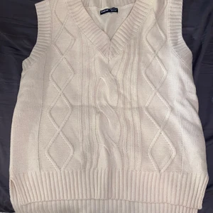 Beige väst! - Fin väst från Shein! Använd 1 gång och jättefint skick! Den är också väldigt mjuk och bekväm ❤️❤️ Frakt tillkommer