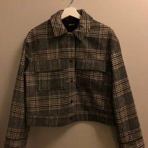 Jacka - Oanvänd jacka, nyskick!! Från Gina, storlek L men passar s-L beroende på hur man vill att den ska sitta! 