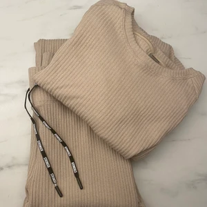 Stronger set Cush flare  - Ribbat material. Perfekt skick. Använt endast fåtal gånger. Nypris 699+699. Budgivning från 250kr. Köp direkt för 350. 