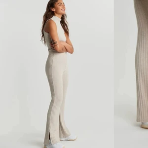 Gina tricot - Utsvängda ribbade byxor från Gina tricot i storlek xs. Dessa byxor finns inte kvar att köpa nya. Säljer på grund av att dom har blivit förkorta. Använda men i bra skick. Skicka pm om du har frågor. 75+ frakt 