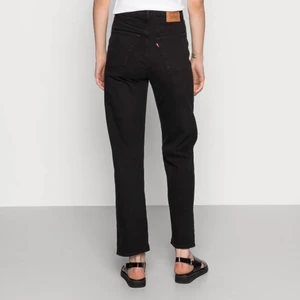 Levis - Säljer mina svarta Levis jeans. Dessa är i toppenskick, säljer då de ej kommer till användning storlek 25x29. Dom går ner till fötterna på mig som är 1.63 cm lång.