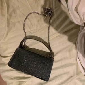 Festväska/clutch - Använd en gång, som ny. Avtagbar kedja i silver.